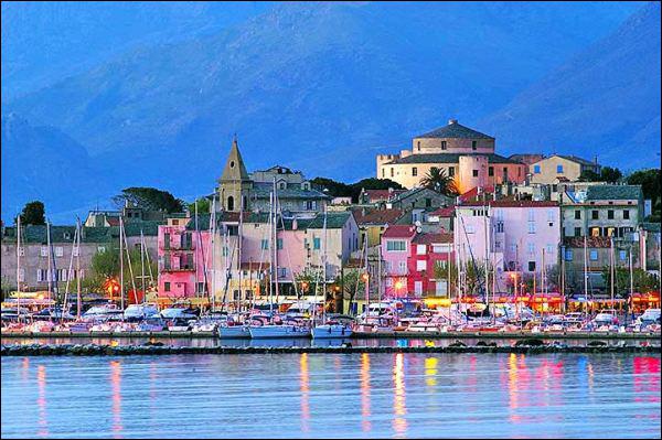 ville de cargese en corse