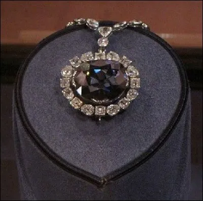 Découvert en Inde en 1668, vendu à Louis XIV, puis volé en 1792, quel est ce diamant bleu qui a connu multe péripéties ?