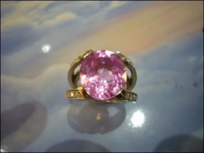 Laquelle de ces pierres précieuses de la famille des béryls peut revêtir cette couleur ?