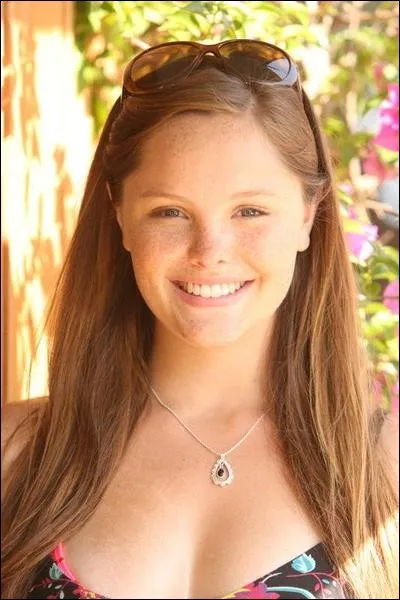 Comment s'appelle la sur du directeur du camping ?