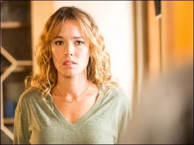 De qui Alyzée tombe-t-elle amoureuse ?