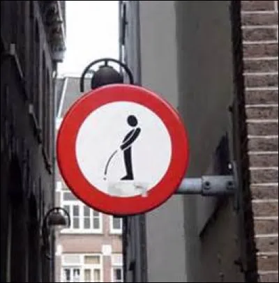 Quelle statue n'a pas sa place près de ce panneau ?