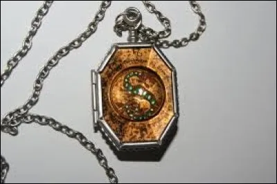 Qui Voldemort a-t-il tué pour créer cet Horcruxe (le médaillon) ?