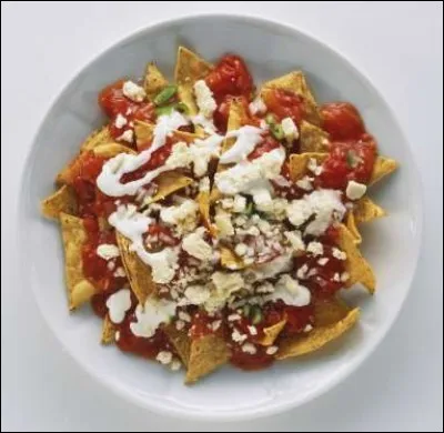 Les « Chilaquiles » sont, dans leur forme la plus simple, une collection de morceaux de tortilla, habituellement frits, avec une sauce chili versé sur eux. Ce plat tire ses origines dans le livre intitulé « Le cuisinier espagnol ». Qui en est l'auteur ?
