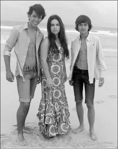 Comment s'appelle la sur d'Esteban, la cousine de Diego présente sur la photo ?