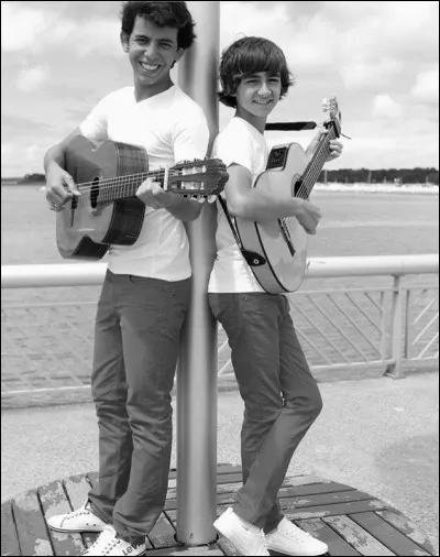 Comment s'appelle le single composé par Esteban et son cousin ?