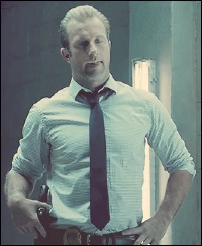 Pourquoi porte-t-il toujours une cravate ?