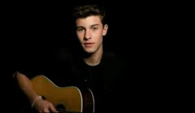 Tu aimes chanter devant tout le monde ou quand tu chantes tu es timide ?