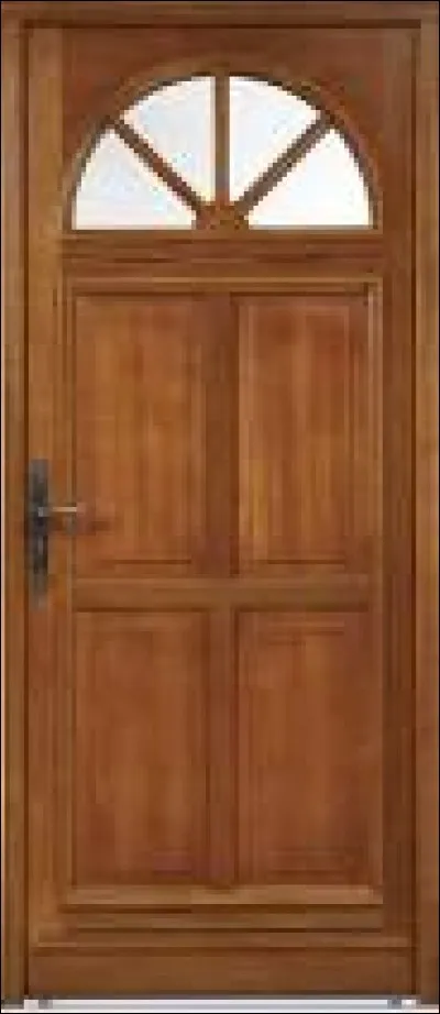 Les portes laissent __ les cris.