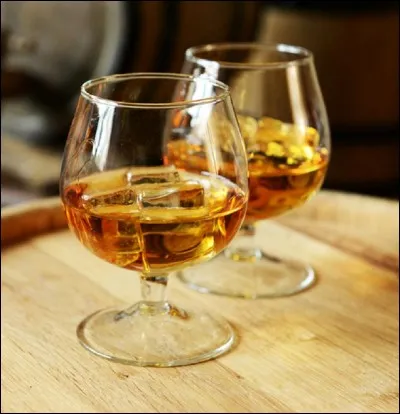 N'oubliez pas se lever votre verre (plein de cet alcool) &agrave; chaque fois que votre h&ocirc;te porte un toast. Il se diff&eacute;rencie d'un autre alcool par l'ajout de quelques saveurs !Quelle est cette eau-de-vie ?