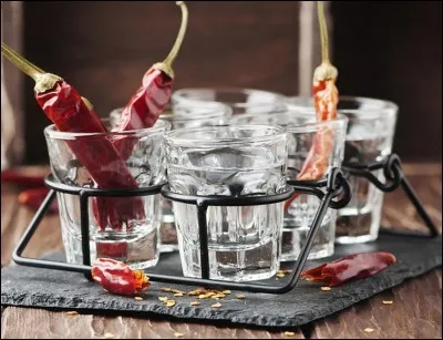 Attention &laquo; danger &raquo; ! Vous entrez dans la cat&eacute;gorie des boissons &laquo; volcaniques &raquo;, voire &laquo; explosives &raquo;, suivant une &eacute;chelle simplifi&eacute;e ! M&ecirc;me le vendeur conseille de ne pas l'acheter ! Cette boisson est &agrave; base de vodka et d'un autre produit !Quel est ce produit ?