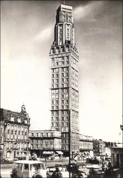 A quelle hauteur s'élève la Tour Perret ? (Niveau du toit)