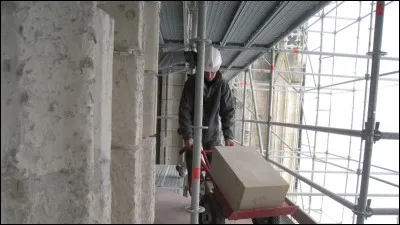 La pierre blanche caractéristique de la cathédrale d'Amiens est une formation calcaire originaire des carrières de...