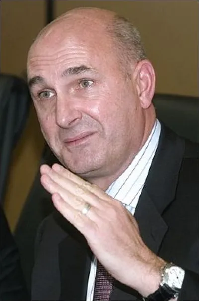 2009 > Le salaire annuel du pr&eacute;sident de Monsanto s'&eacute;l&egrave;ve &agrave; ... de dollars et il se nomme... (Compl&eacute;tez !)