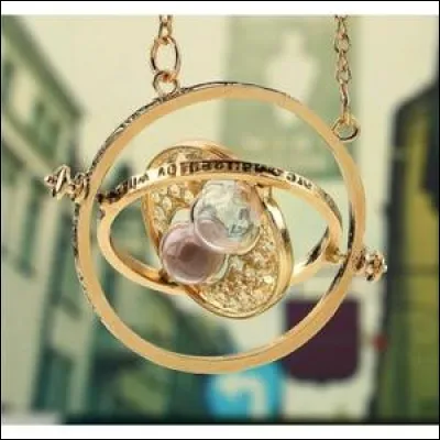 Grâce à quoi Hermione peut-elle suivre tous ses cours dans le film "Le Prisonnier d'Azkaban" ?