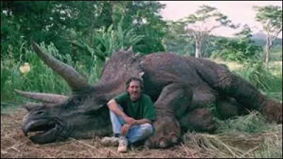 II a été l'un des derniers dinosaures vivant avant leur extinction, était herbivore, possédait trois cornes et vécut à la fin du Maastrichtien ; il s'agit du...