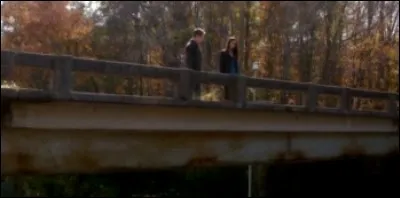 Comment s'appelle le pont où les parents d'Elena et Jeremy sont morts ?