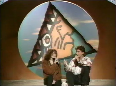 Précédant Ça me dit... et vous ? et présenté par Stéphane Tapie, cette émission jeunesse à direction des ados avait pour titre :