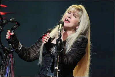 Stevie Nicks est la chanteuse du groupe :