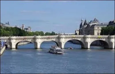 Long de 238 m et d'une largeur de 20 m, le pont Neuf est le plus ancien de Paris. Sa première pierre est posée le 31 mai 1578, par le roi de France, en présence de la reine mère Catherine de Médicis (1519-1589) et de la reine Louise de Lorraine-Vaudémont (1553-1601). Terminé en 1607, quel monarque mit la première pierre à cet édifice ?