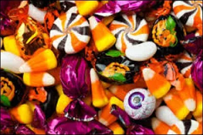 Lors de la chasse aux bonbons, les enfants anglophones ont l'habitude de crier : "Trick or treat" et les enfants français et belges crient : "Des bonbons ou un sort".