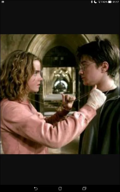 Hermione a un collier qui...