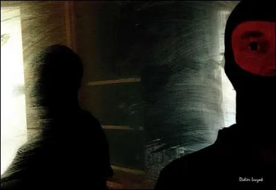 Service français composé de policiers, gendarmes et douaniers triés sur le volet, ayant comme vocation de s'immiscer au sein des réseaux criminels pour mieux les démanteler de l'intérieur. Quelle est cette unité ?