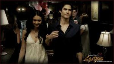 Le jour de son anniversaire, Damon offre un cadeau à Elena. Lequel ?