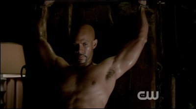 Dans la saison 4, un chasseur arrive en ville. Comment s'appelle-t-il ?