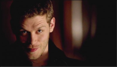 Klaus a une attirance envers...