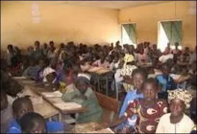 En 2015, quel pays consacre seulement 1,7 % de son produit intérieur brut à l'éducation ?