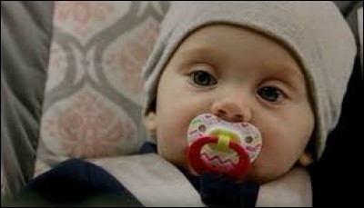 Dans la saison 1, on apprend que Klaus va être père ; qui est la mère ?