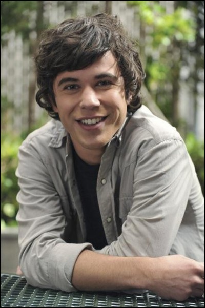 Comment s'appelle l'ami de Davina qui joue du violon ?