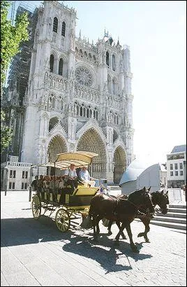 Comment se nomme la Cathdrale d'Amiens ?