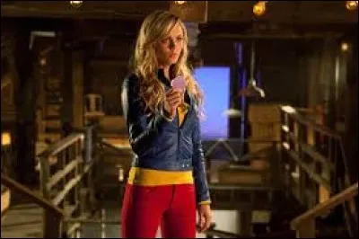 Quel rôle joue Laura Vandervoort dans la série télévisée "Smallville" ?