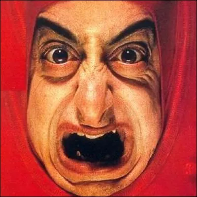 En 1996, la première pub pour l'Orangina Rouge montrait des jeunes gens se faire attaquer :