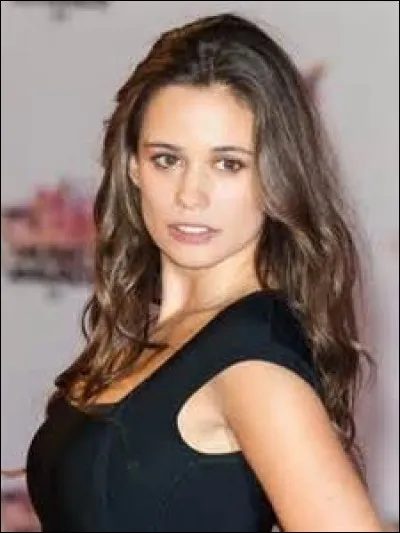 A quel âge commence-t-elle à faire du théâtre ?