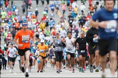 M. Course fait un marathon en 2003. Il met 2h10 pour le faire. En 2016, il refait le même marathon mais cette fois-ci, en 130 minutes. D'où vient cette différence ?
