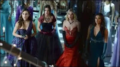 Qui est contrainte de se faire passer pour Alison dans "La Prison de -A" ?