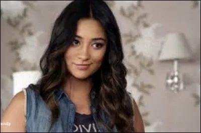 Après le déménagement de ses parents, qui accepte d'héberger Emily ?