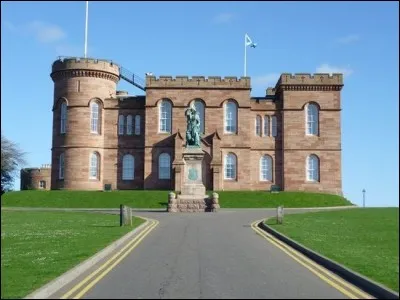 Inverness se situe proche du Loch Ness. Dans quel pays est-ce ?