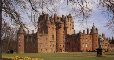 L'Écosse est célèbre pour ses châteaux, tels que celui de Glamis, qui serait hanté. Dans quel pays se situe ce château ?