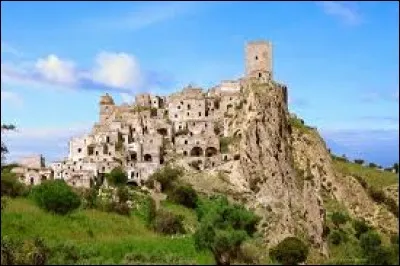 Craco est une ville fantôme, prospère avant 1960, désertée suite à des glissements de terrains. Dans quel pays pourriez-vous la visiter ?