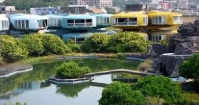 Sanzhi est une ville avec un aspect futuriste, destinée à accueillir beaucoup de personnes, mais les travaux ont été arrêtés faute de financement. Où est-elle ?