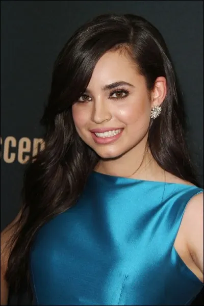 Comment s'appelle l'actrice qui joue le rôle d'Evie dans la série/téléfilm "Descendants" ?