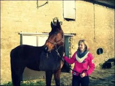 Comment s'appelle le cheval qui est avec Emilie ?