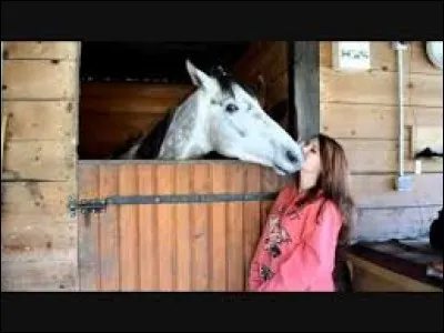 Comment s'appelle ce cheval qui est avec Juliette ?