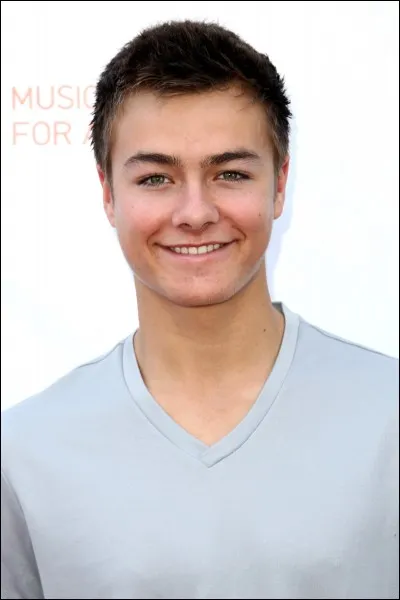 Comment s'appelle l'acteur qui joue le rôle de Lucas Friar dans la fameuse série "Le monde de Riley" ?