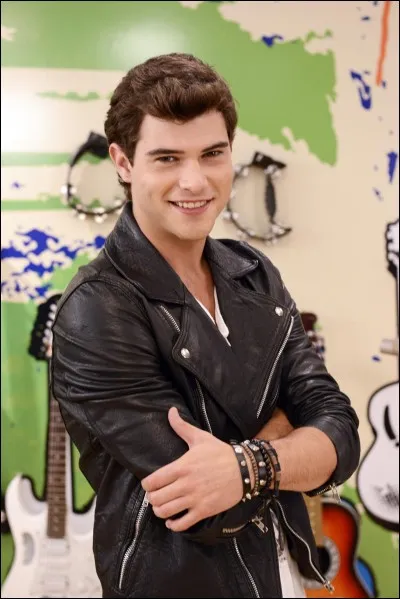 Comment s'appelle l'acteur qui joue le rôle de Diego Hernandez dans la fameuse série "Violetta" ?