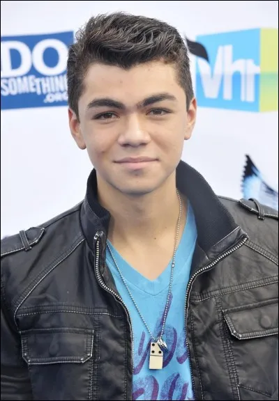 Comment s'appelle l'acteur qui joue le rôle de Deuce Martinez dans la série "Shake It Up" ?